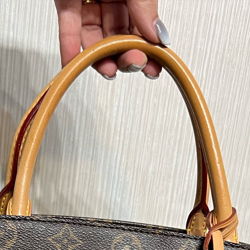 Louis Vuitton 
MONTAIGNE LEATHER HANDBAG in Excellent Condition - Picture 13 of 15